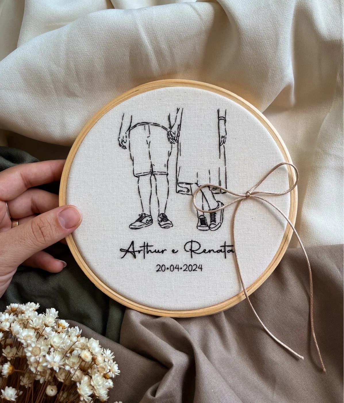 Porta-alianças com retrato bordado do casal (4 de 4)