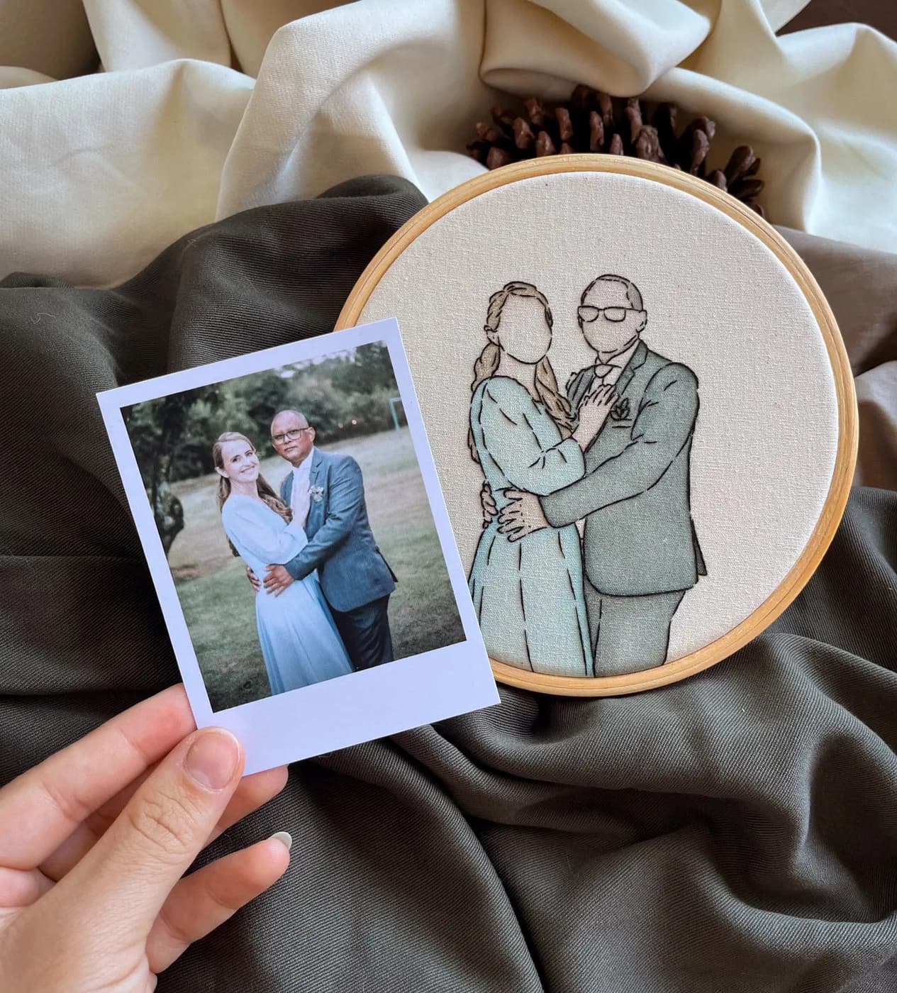 Foto original de um casal ao lado do retrato bordado e aquarelado
